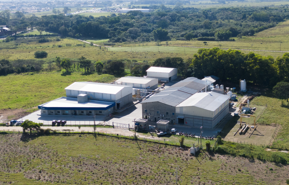 Estrutura industrial da Unimol em Guaratinguetá, SP
